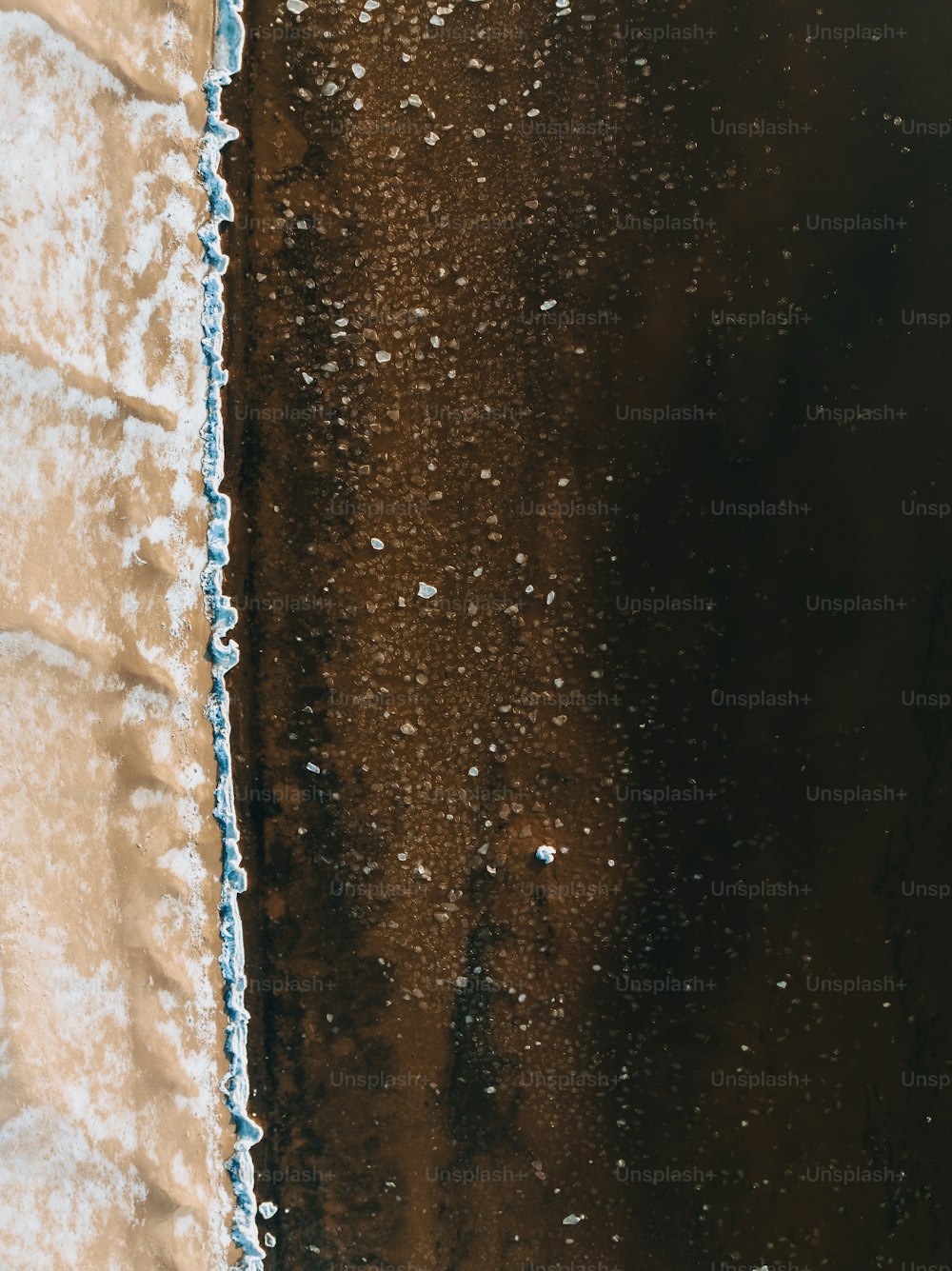 Un primer plano de un trozo de hielo en un cuerpo de agua