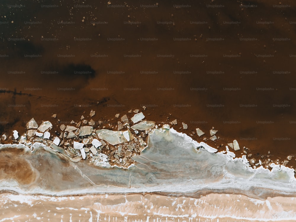 uma vista aérea de uma praia com água marrom
