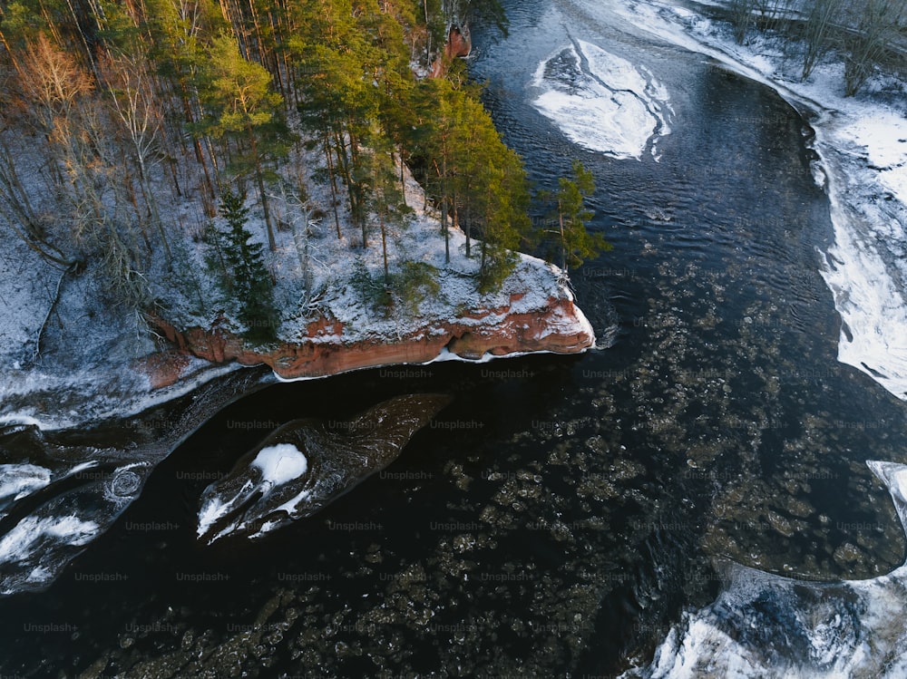 Vue aérienne d’une rivière dans les bois
