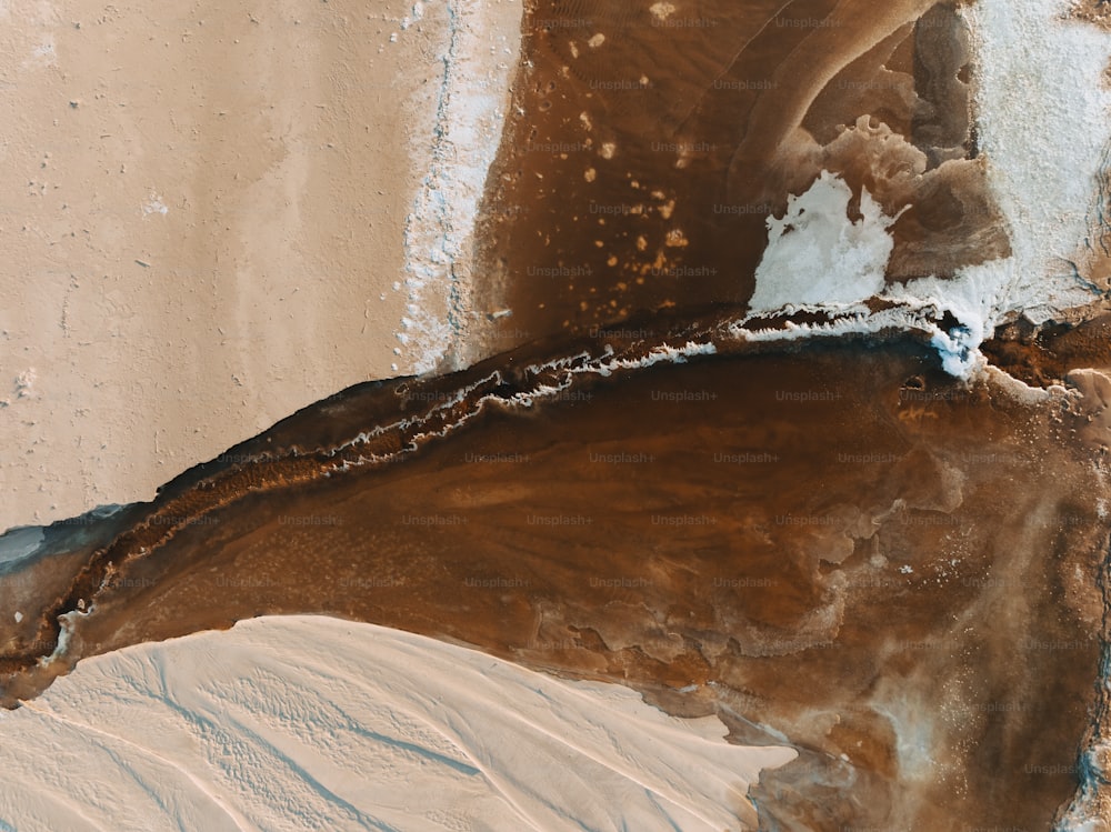 uma vista aérea de uma área marrom e branca