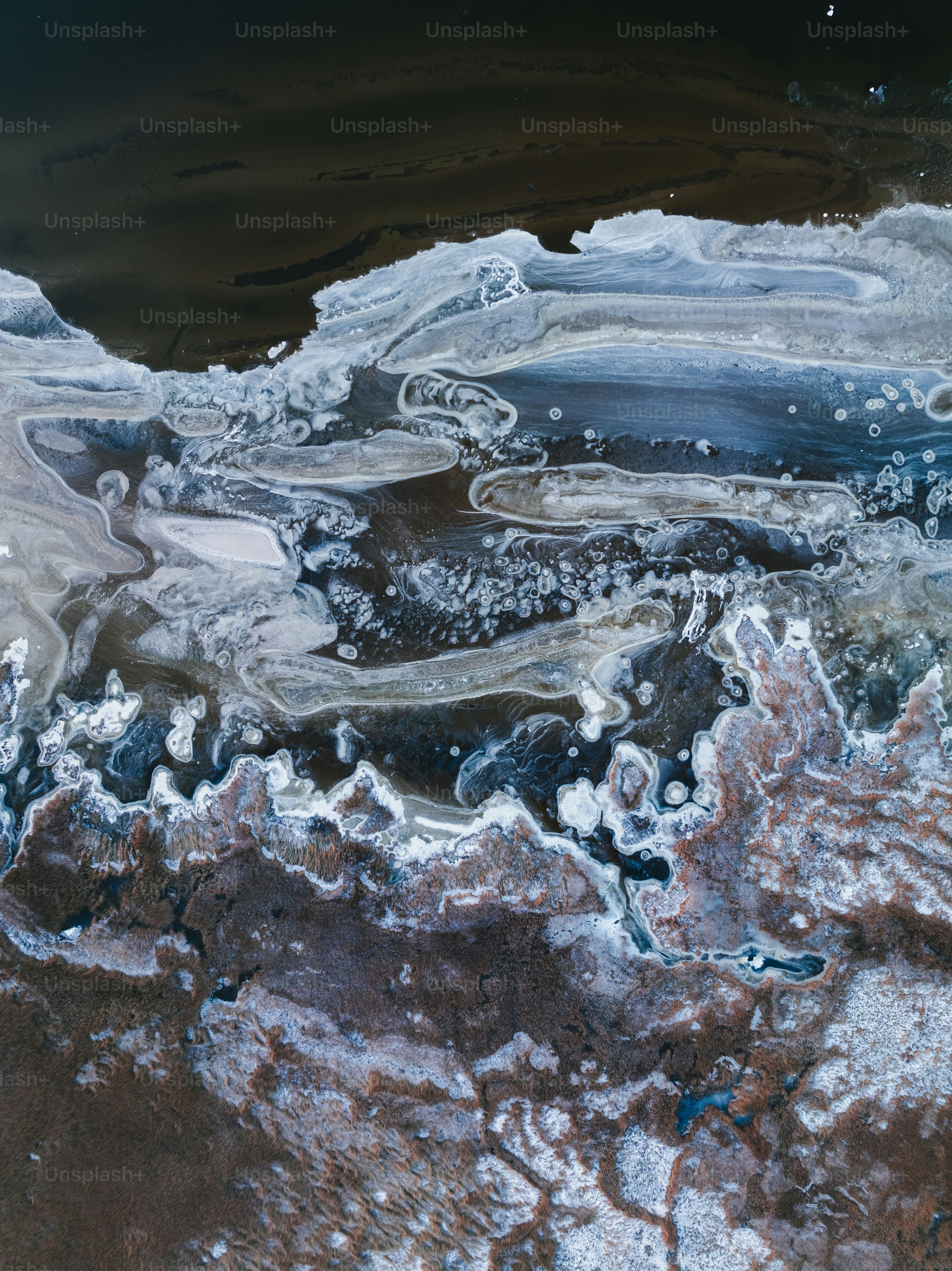 Luftaufnahme eines eisbedeckten Gewässers