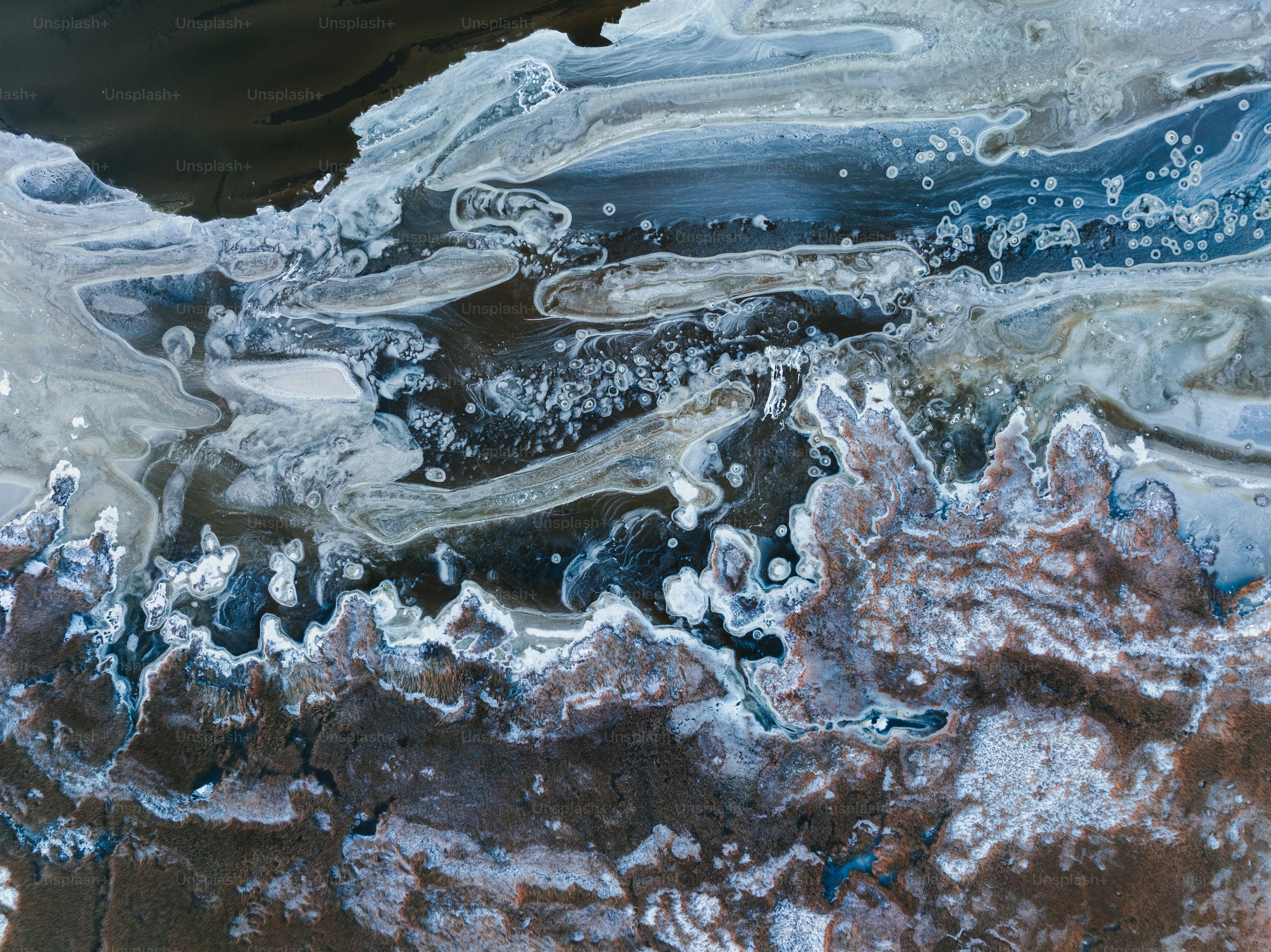 Luftaufnahme eines eisbedeckten Gewässers