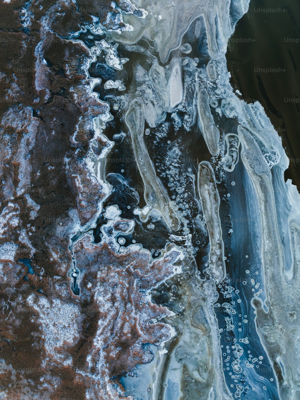 un primer plano de agua y hielo en una superficie