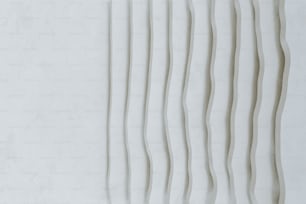 una pared blanca con líneas onduladas