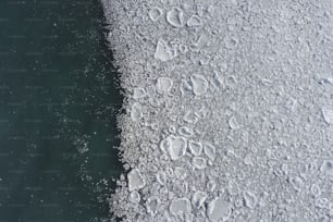 uma grande quantidade de gelo flutuando em cima de um corpo de água