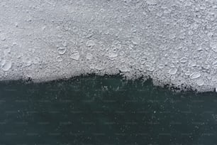 una grande quantità di ghiaccio che galleggia sopra uno specchio d'acqua