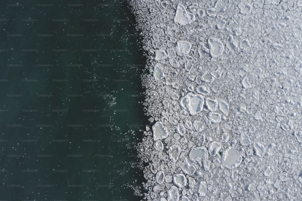 uma vista aérea de um corpo de água coberto de gelo