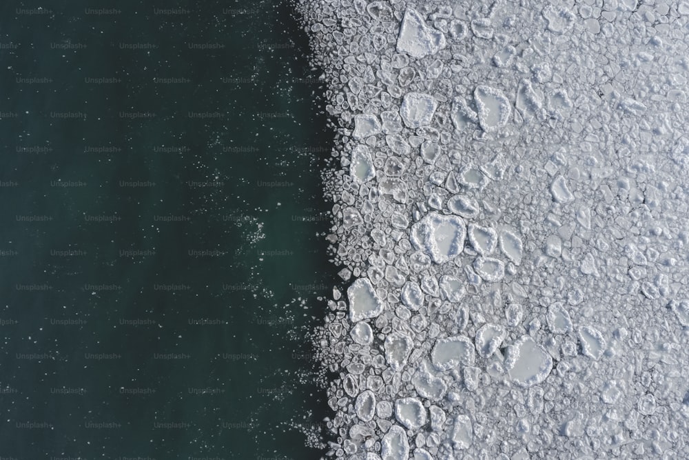 Luftaufnahme eines eisbedeckten Gewässers