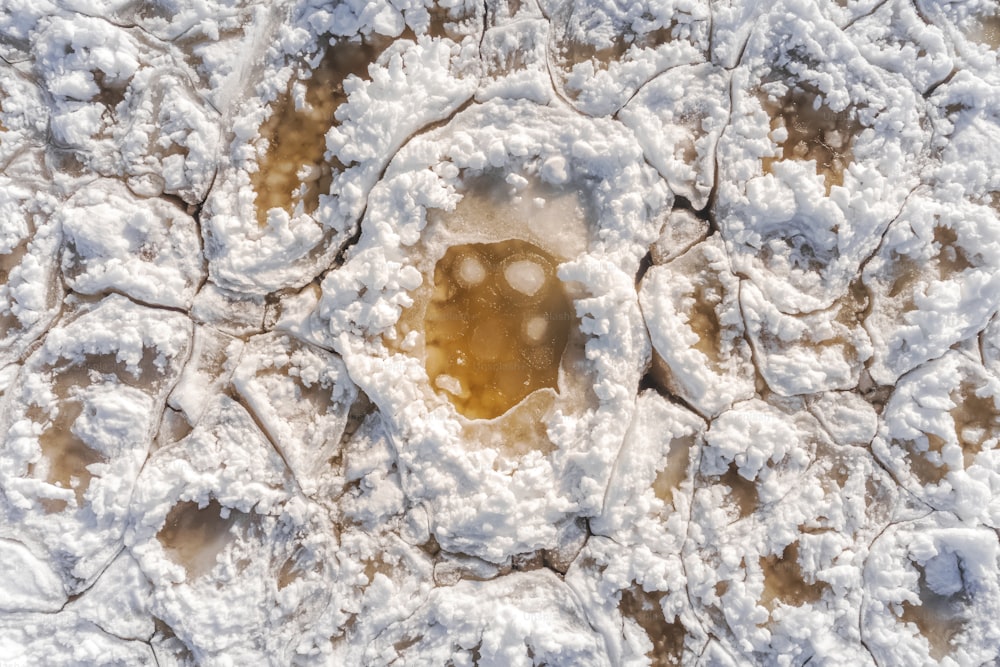 uma vista aérea de um solo coberto de neve