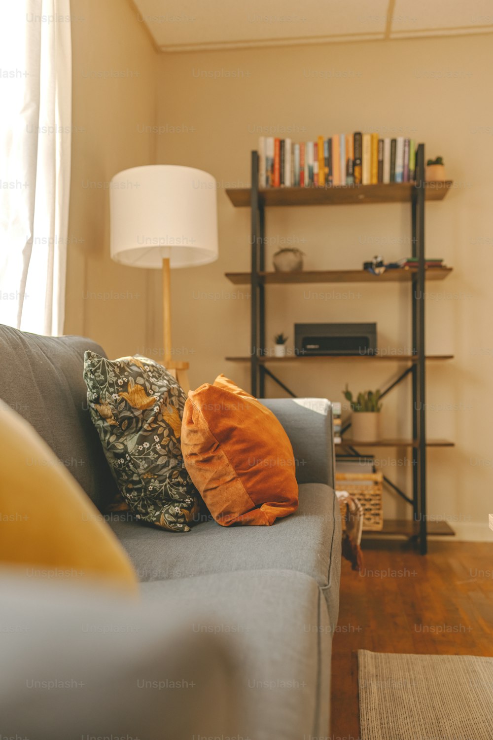 ein Wohnzimmer mit einer Couch und einer Lampe