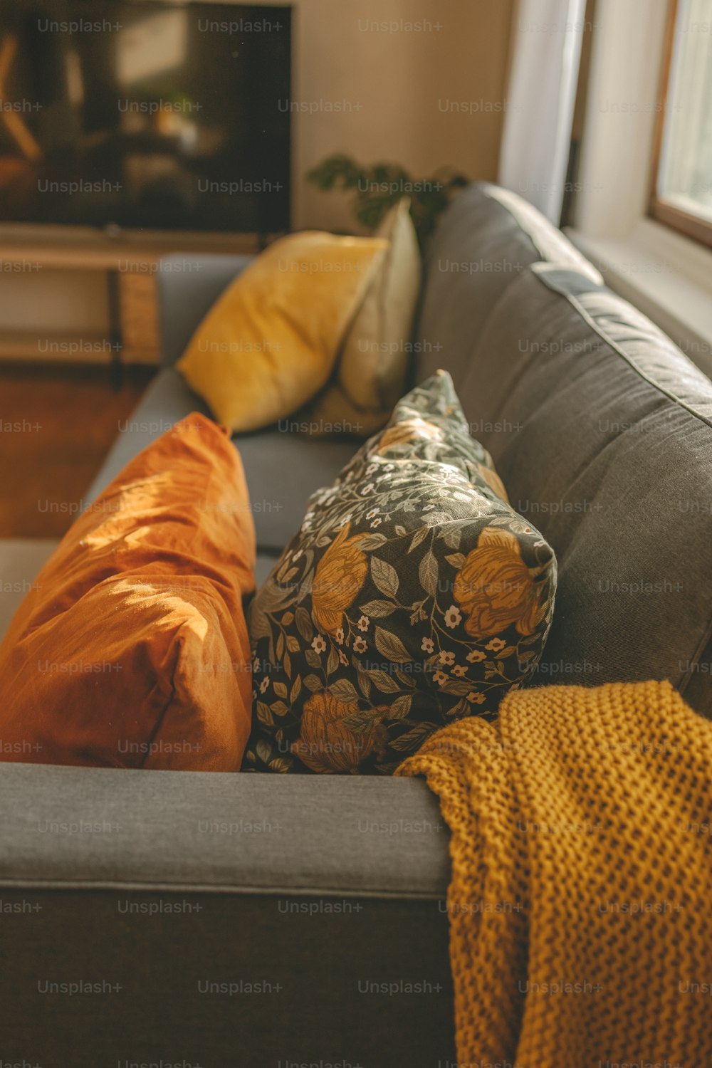 um sofá com um monte de travesseiros em cima dele