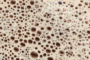 um close up de uma parede com muitos buracos nela