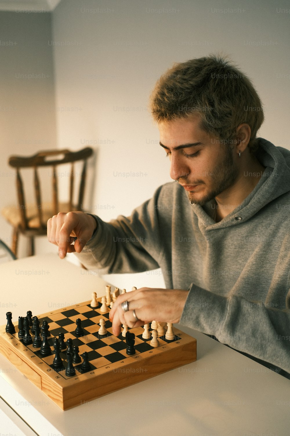 Ein Mann, der eine Partie Schach auf einem Tisch spielt