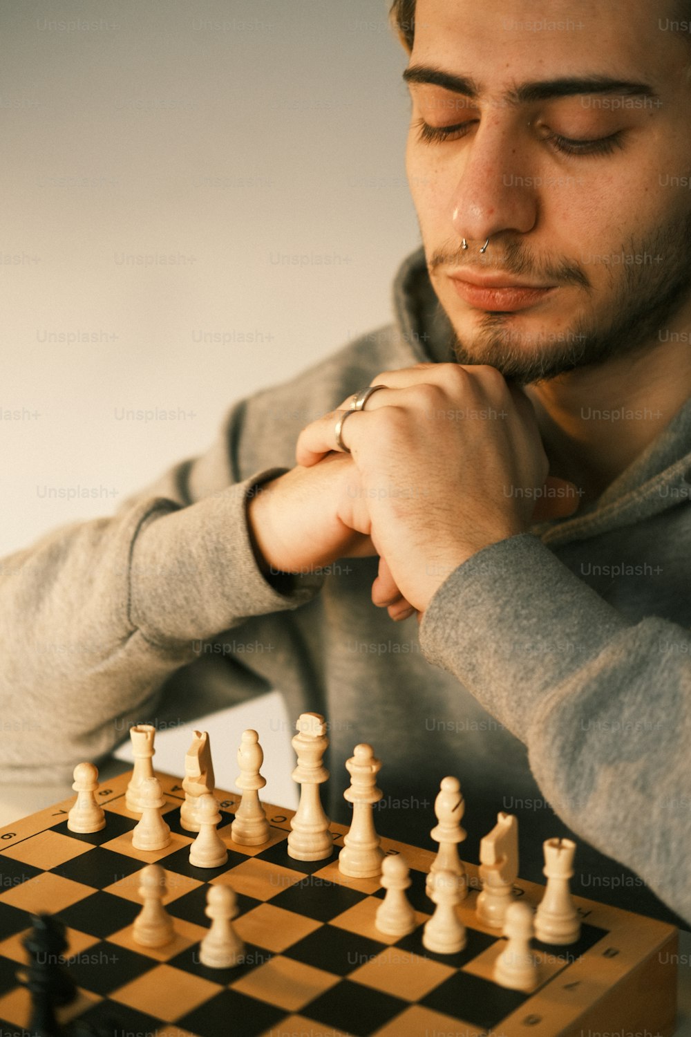 Ein Mann sitzt an einem Tisch mit einem Schachbrett
