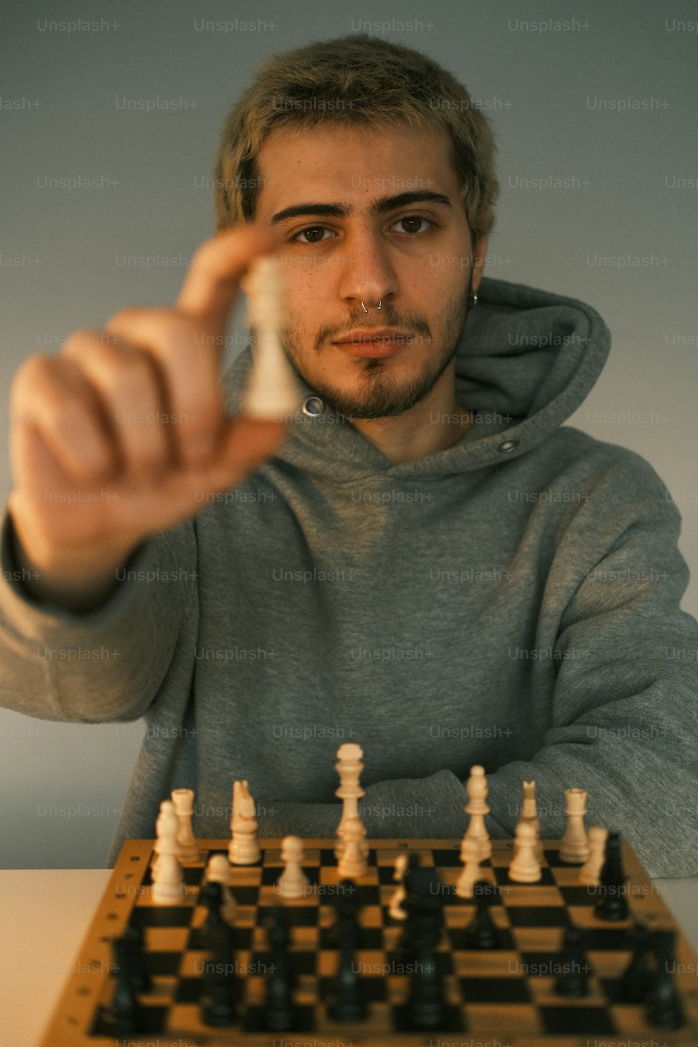 Un uomo sta giocando una partita a scacchi