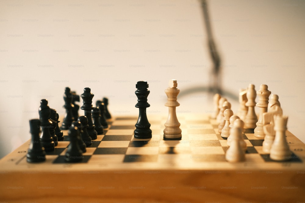 um tabuleiro de xadrez com pedaços de xadrez sobre ele