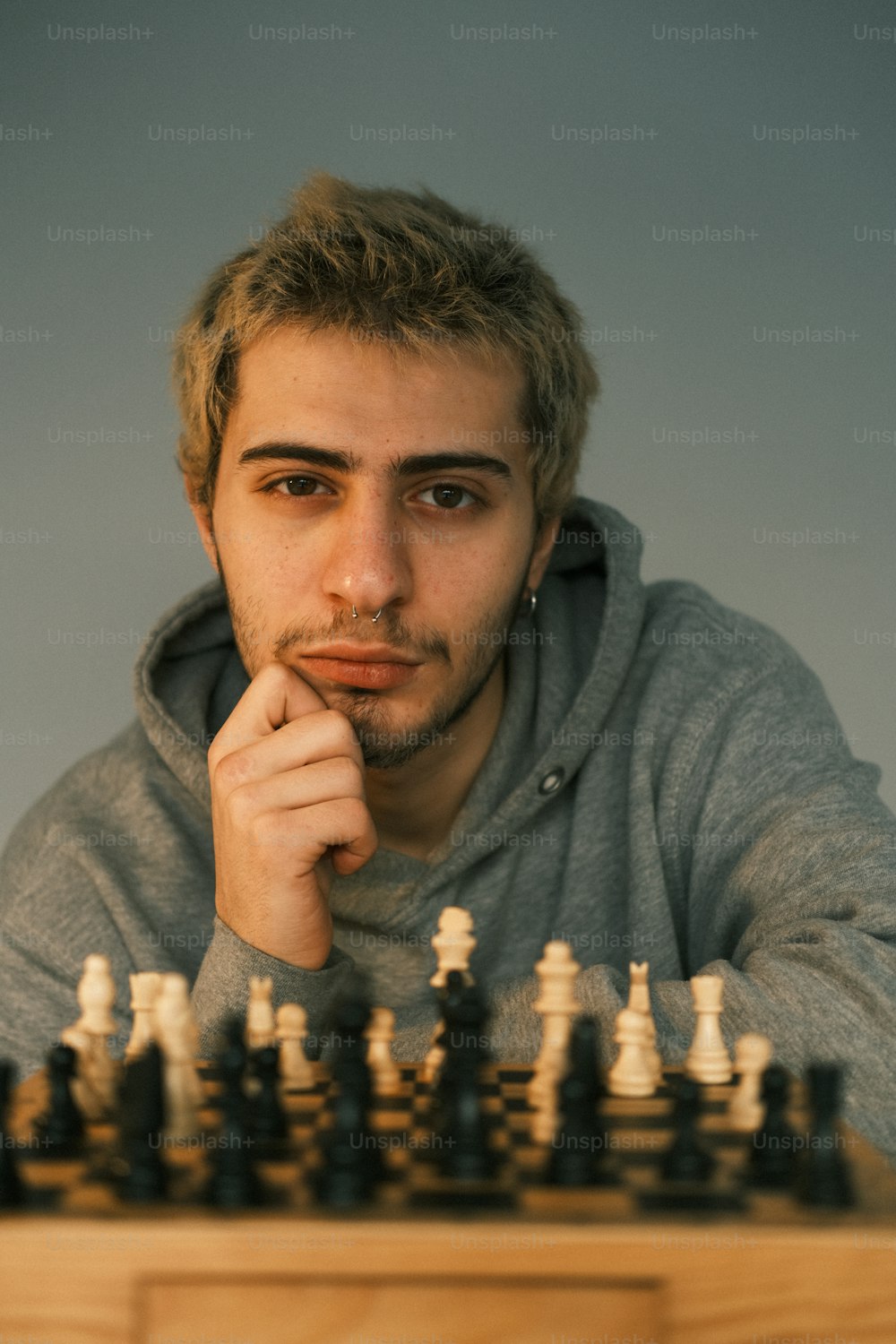 Ein Mann sitzt vor einem Schachbrett