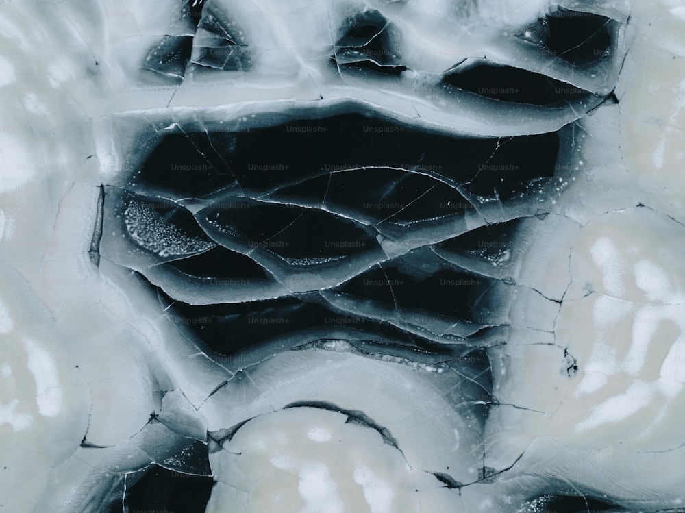 uma foto em preto e branco de gelo e água