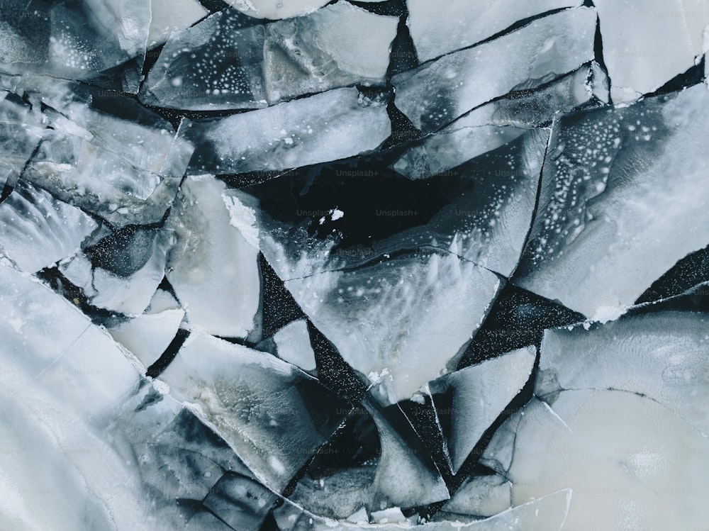 um close up de gelo com gotículas de água sobre ele