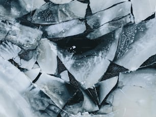 un primer plano de hielo con gotas de agua