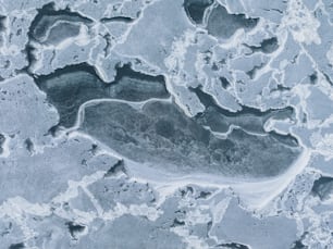 Una vista aérea de un lago congelado en pleno invierno