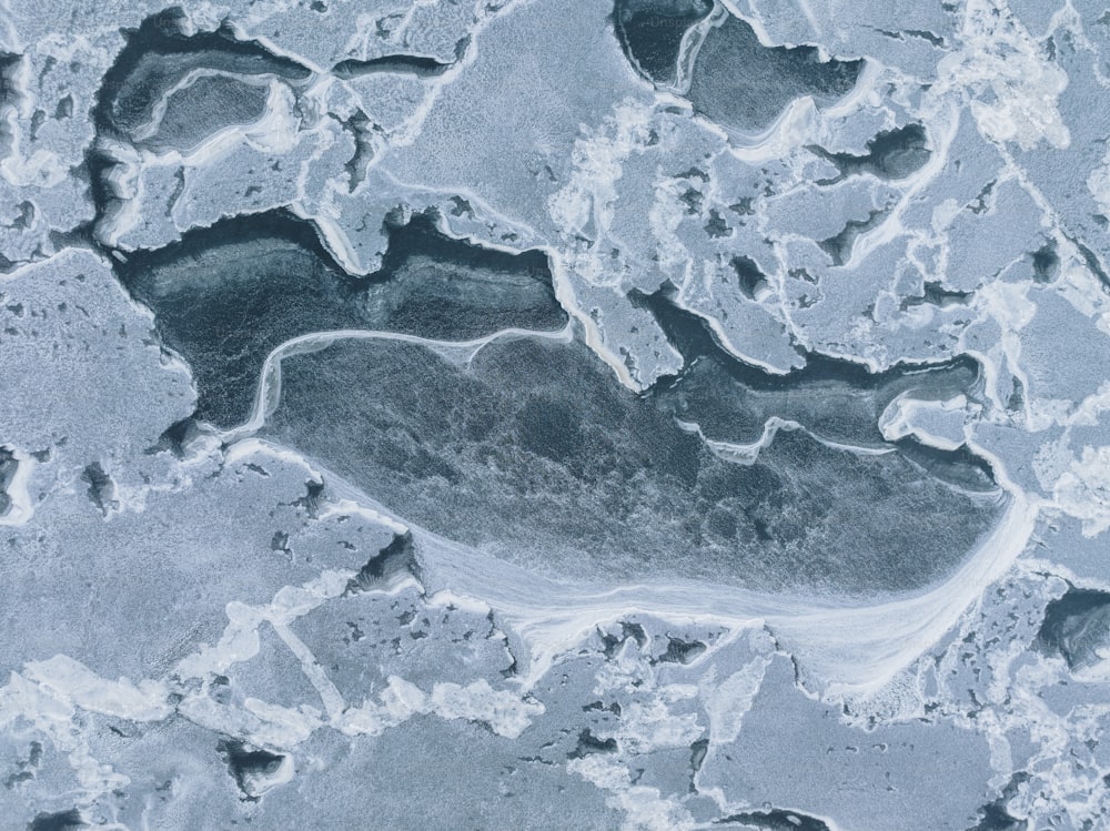 uma vista aérea de um lago congelado no meio do inverno