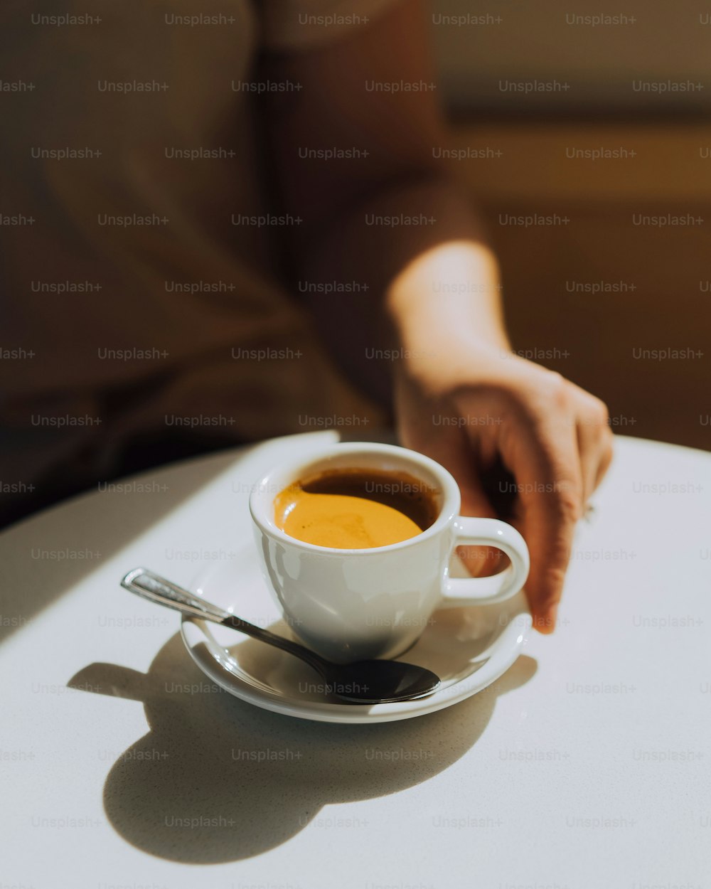 uma xícara de café em um pires em uma mesa