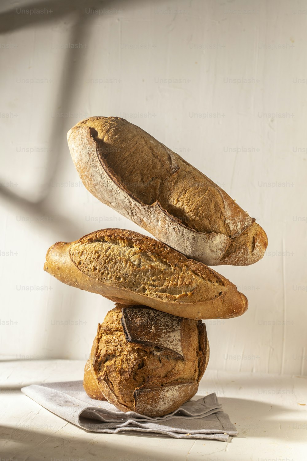 Tre pagnotte di pane impilate una sopra l'altra