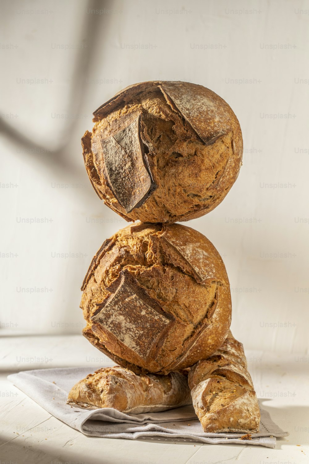Un primer plano de un animal de peluche hecho de pan