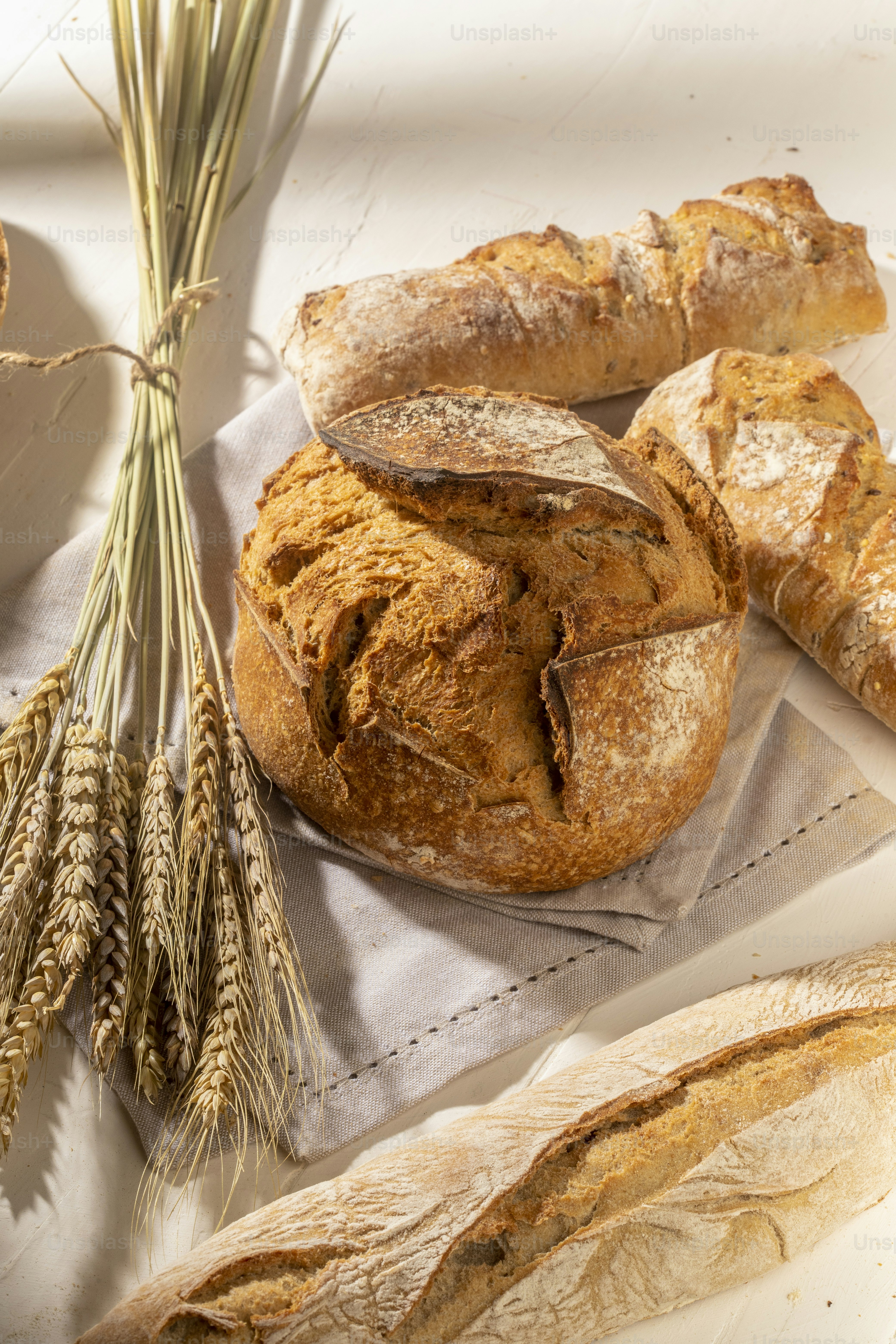 Un montón de pan sentado encima de una mesa