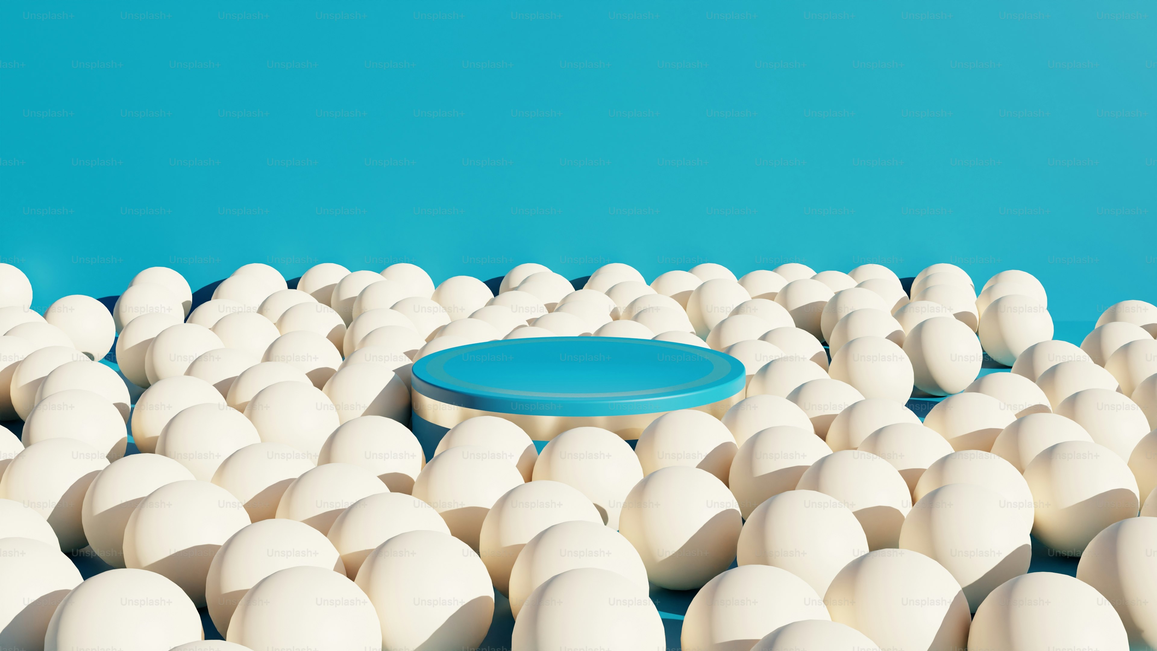 um frisbee azul cercado por ovos brancos