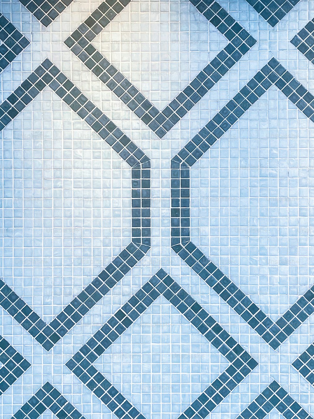 파란색과 흰색 패턴의 타일 벽