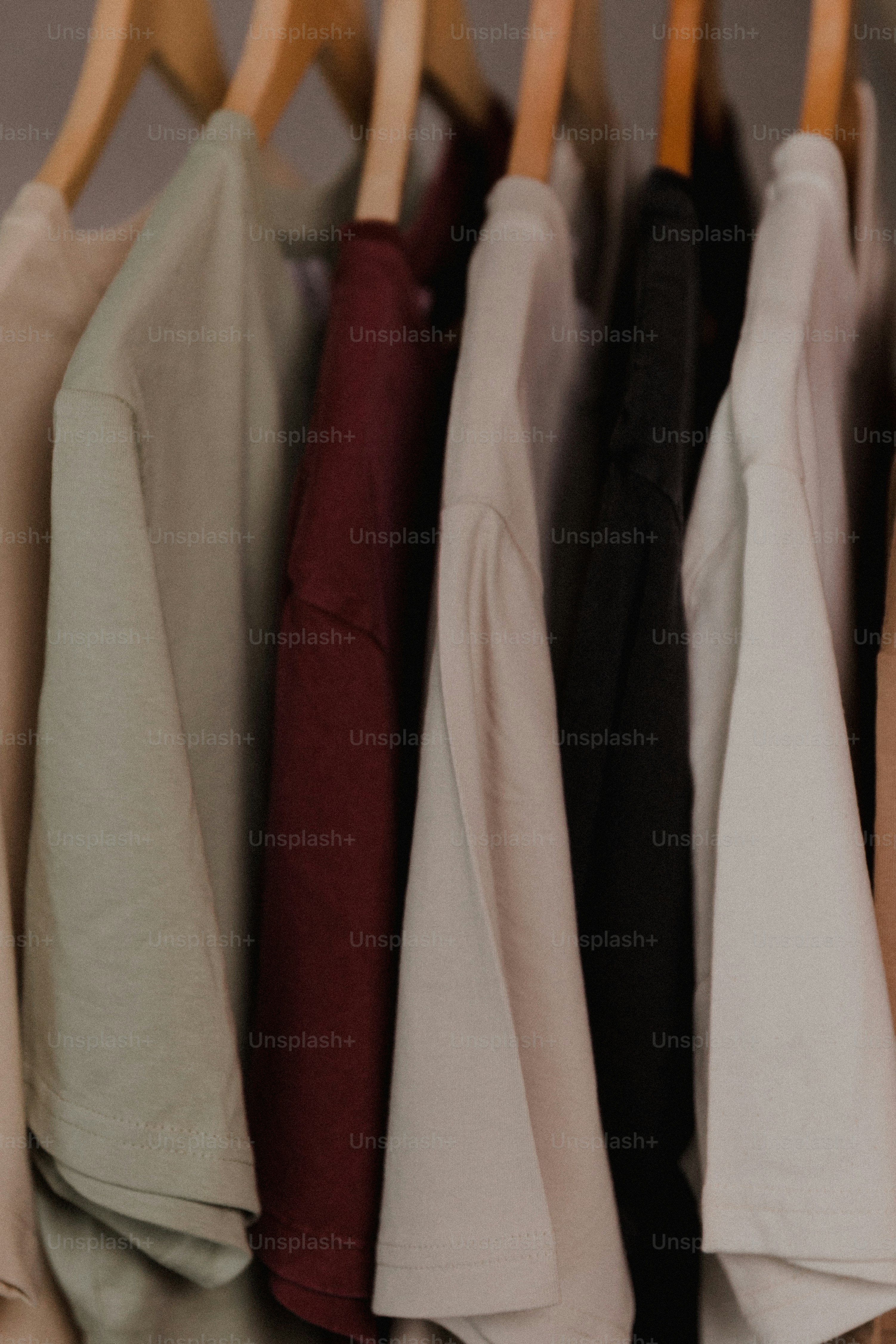 un mazzo di camicie appese a uno scaffale