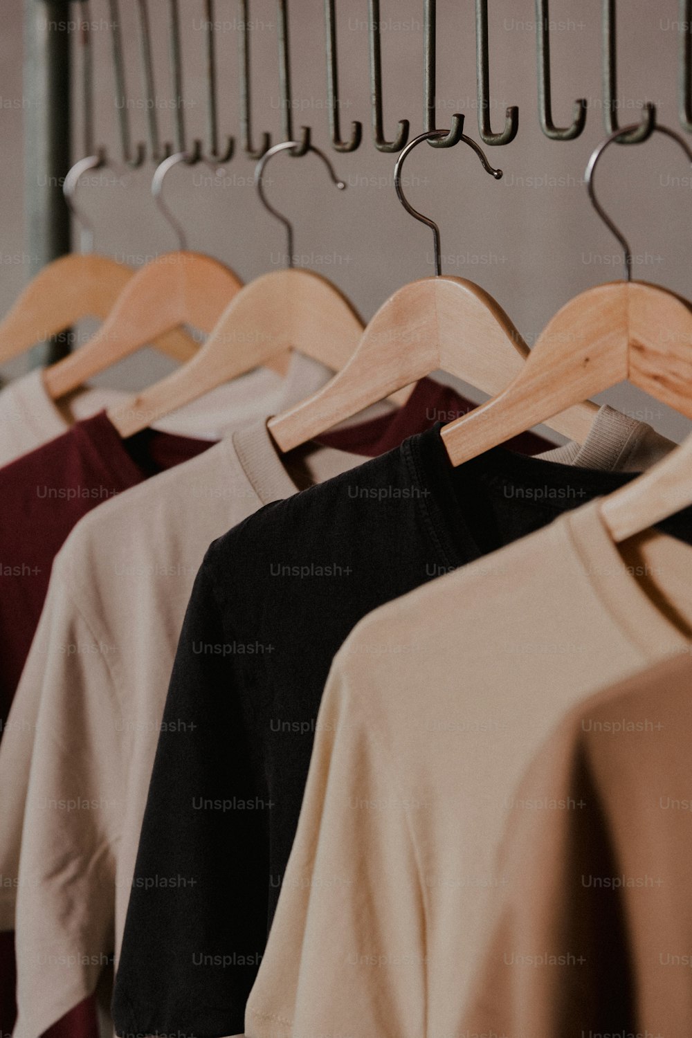 Una fila de camisas colgadas en un estante