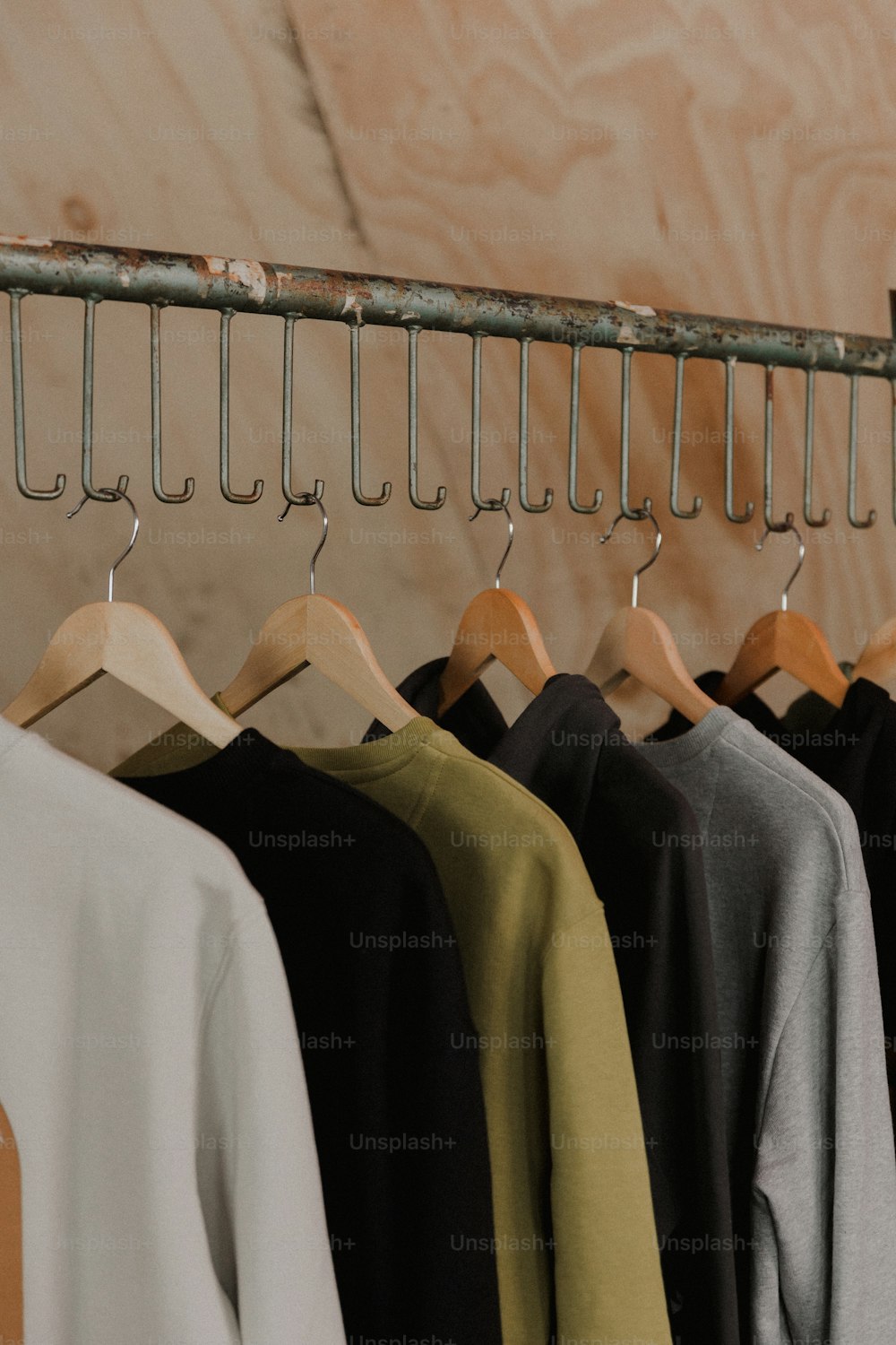 eine Reihe von Hemden, die an einem Kleiderständer hängen