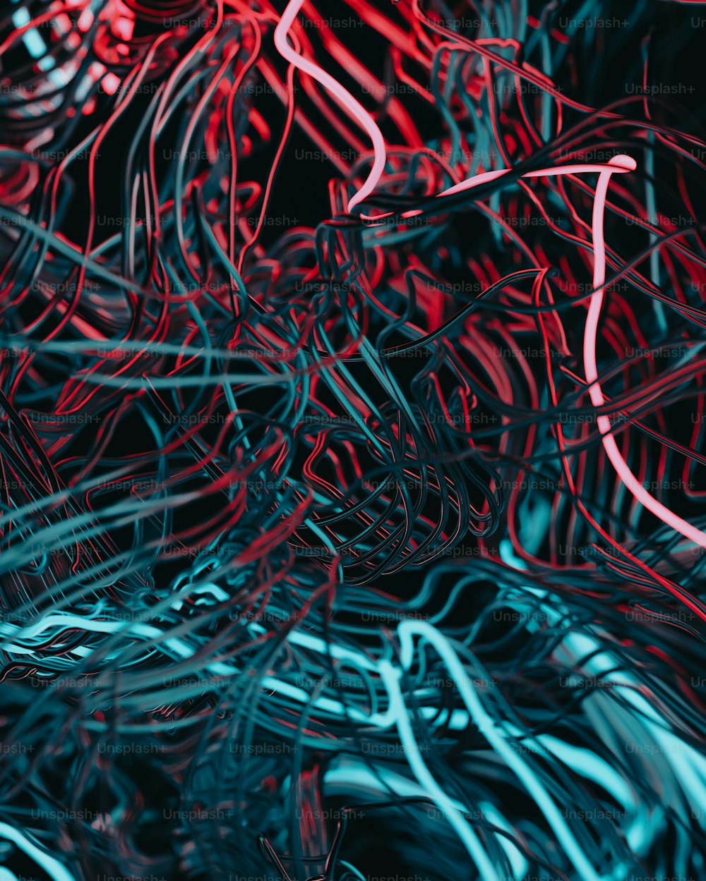 um monte de fios que são vermelhos e azuis