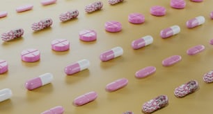 ピンクと白の錠剤がテーブルに並んでいる