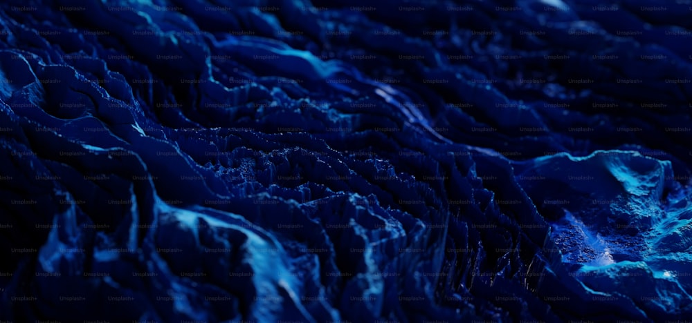 Una vista ravvicinata di una catena montuosa blu