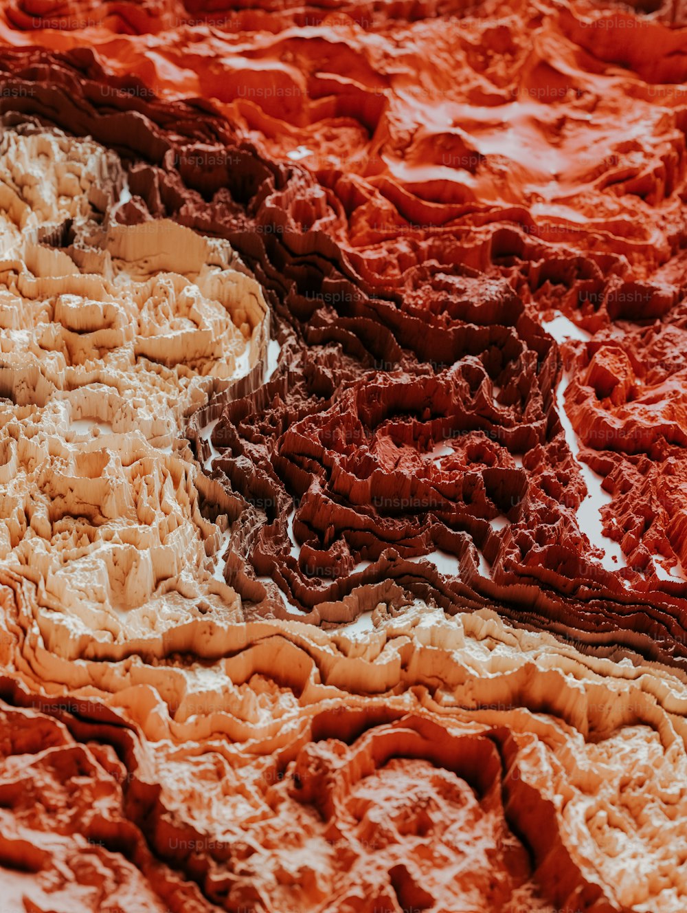 um close up de uma substância vermelha e marrom
