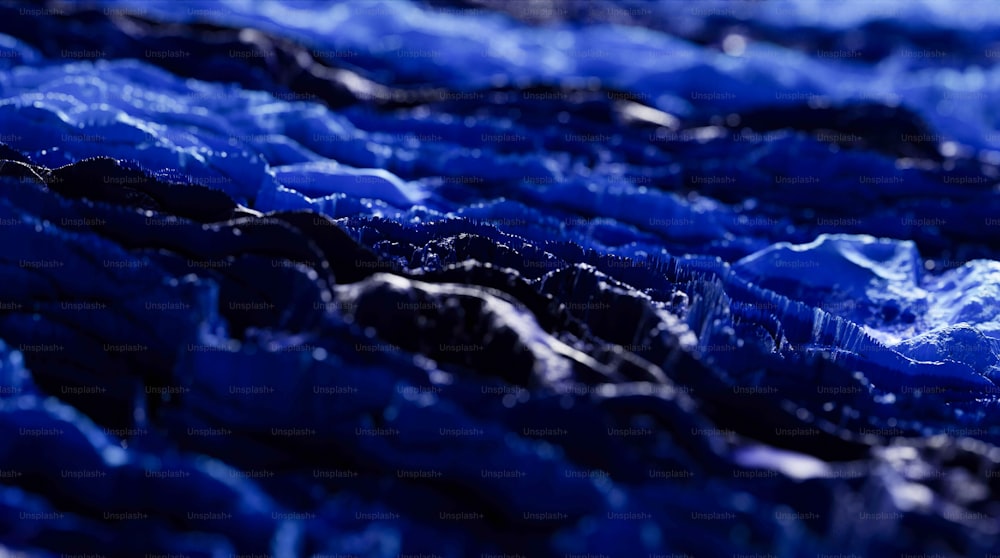 un primo piano di un panno blu con gocce d'acqua su di esso
