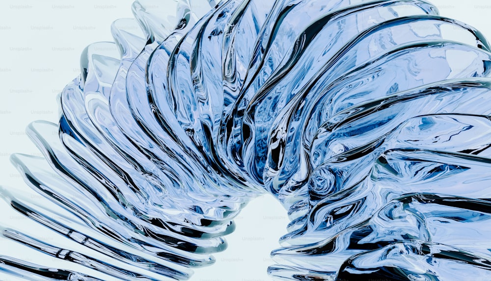 Gros plan d’une sculpture en verre bleu