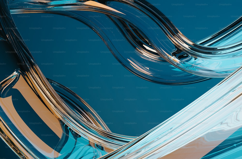 Un primo piano di una scultura in vetro con uno sfondo blu
