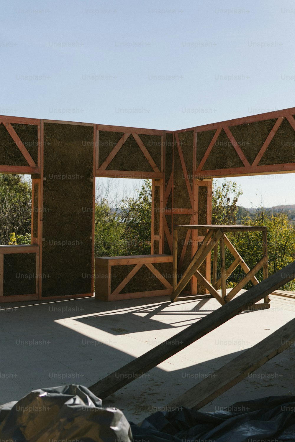 Una casa en construcci�ón con marcos de madera