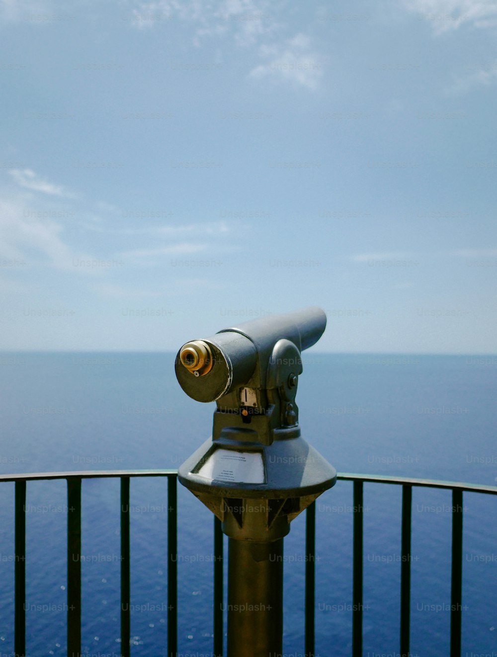 금속 기둥 위에 앉아있는 망원경
