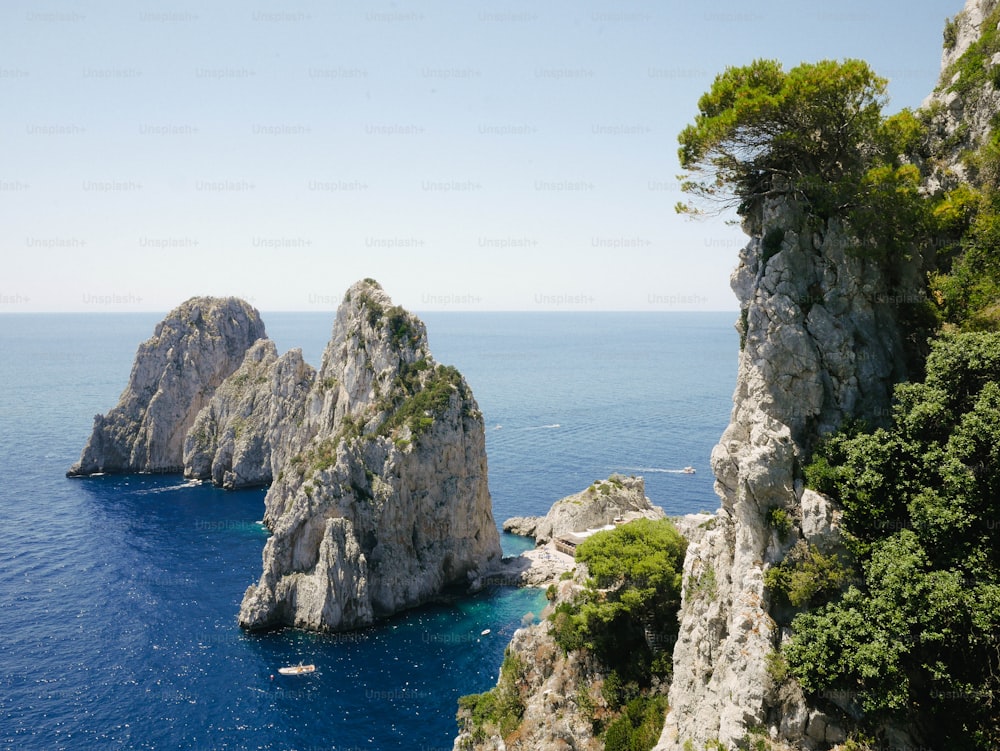 Un gruppo di rocce nel mezzo di uno specchio d'acqua