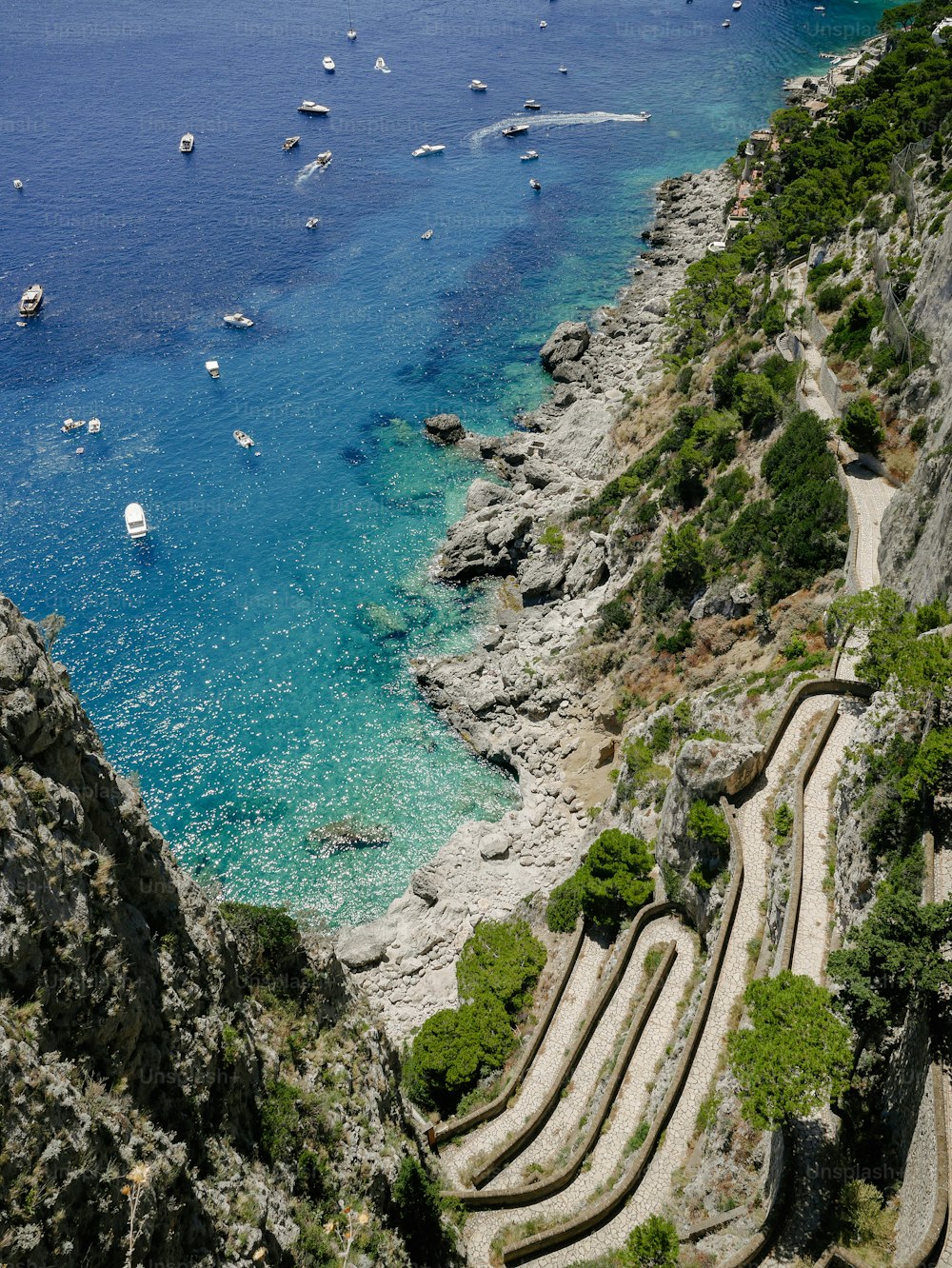 Una vista panorámica de una playa con barcos en el agua