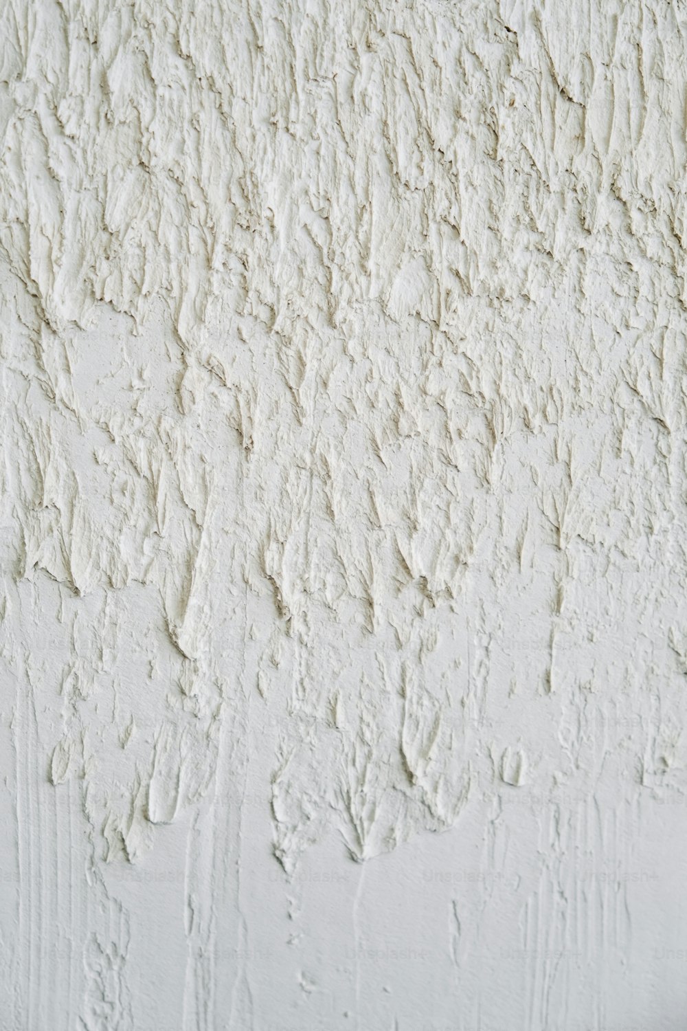 Nahaufnahme einer Wand mit weißer Farbe
