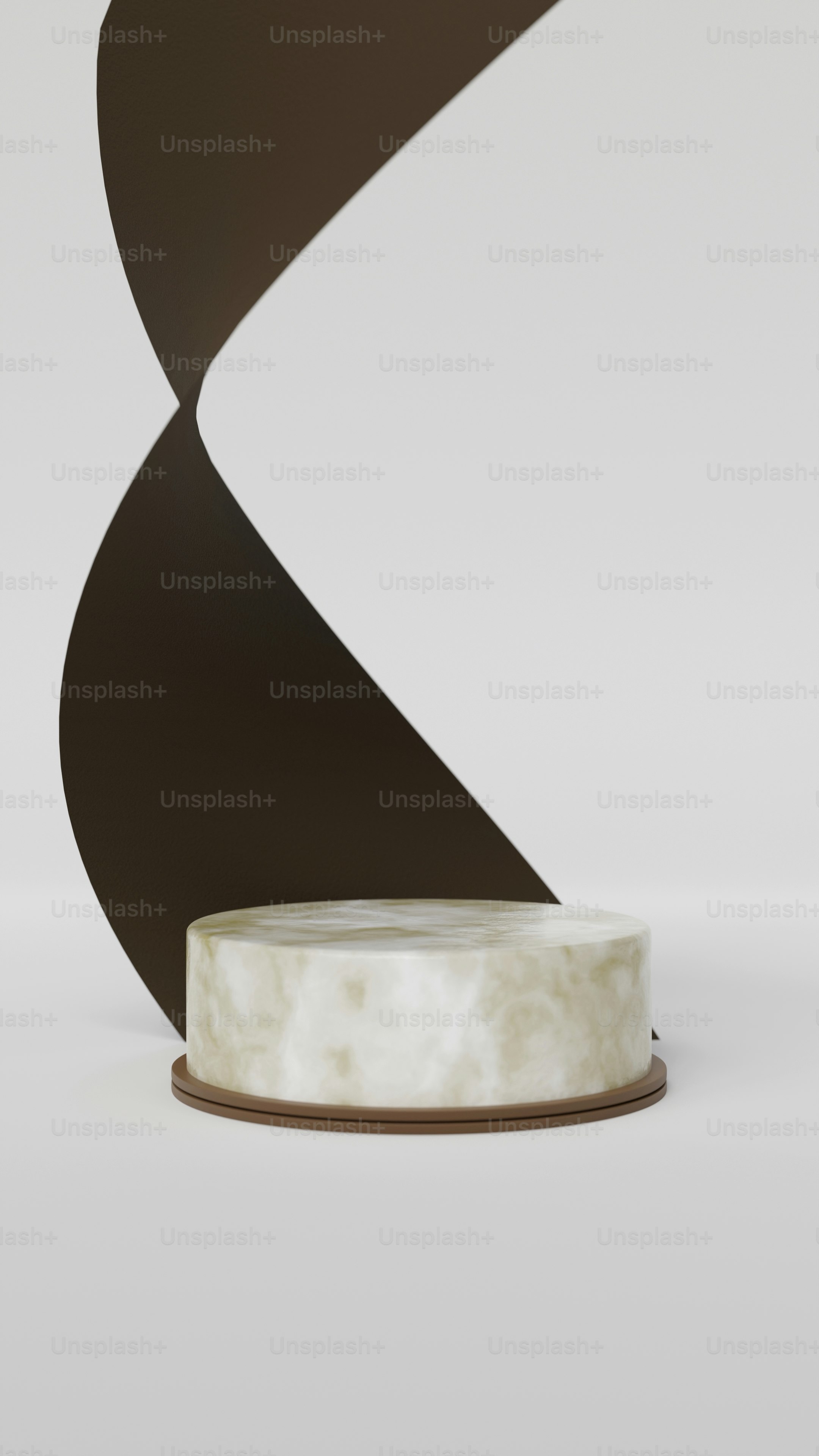 ein weißer Kuchen auf einem Tisch