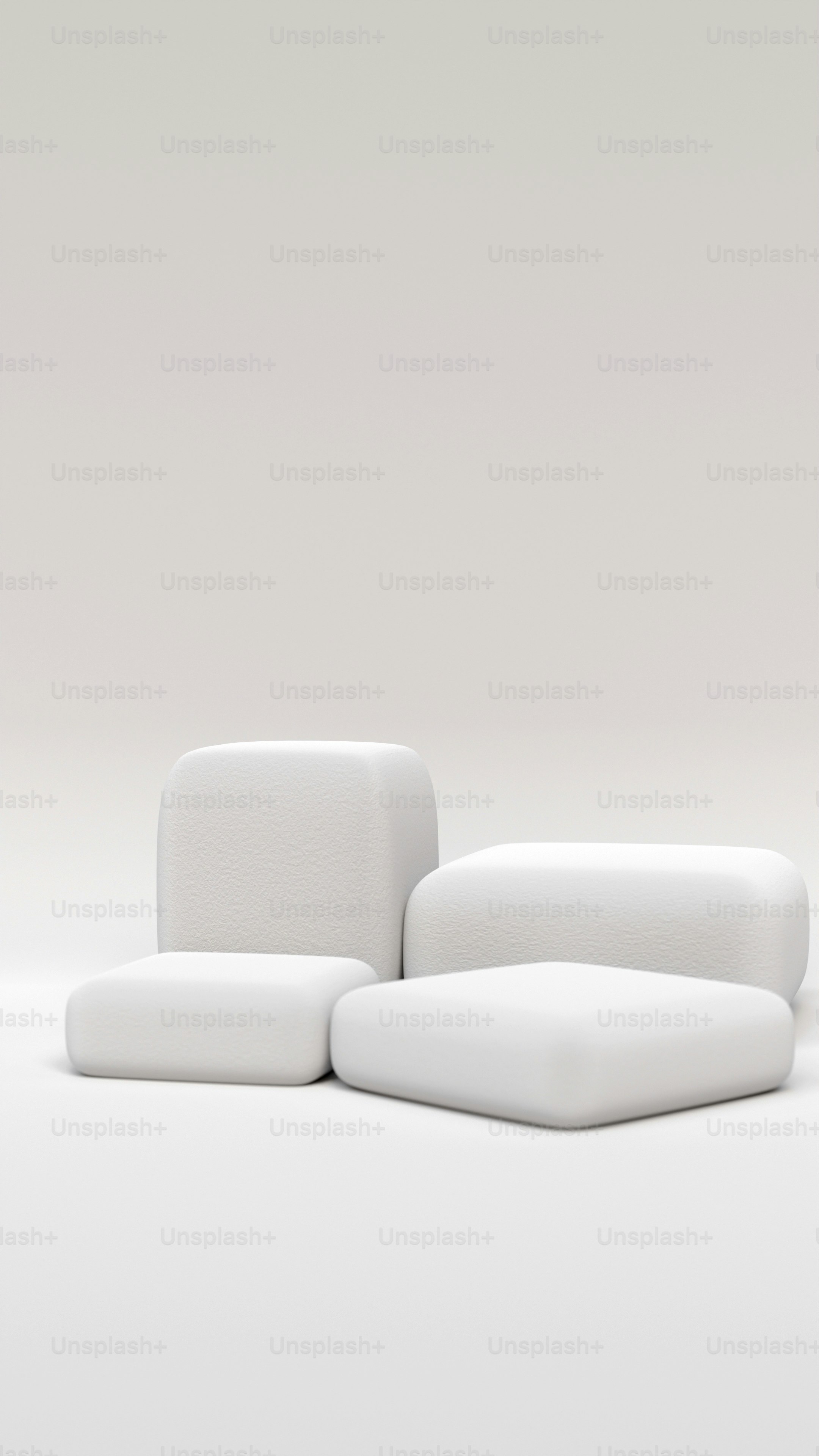 un divano bianco seduto sopra un pavimento bianco