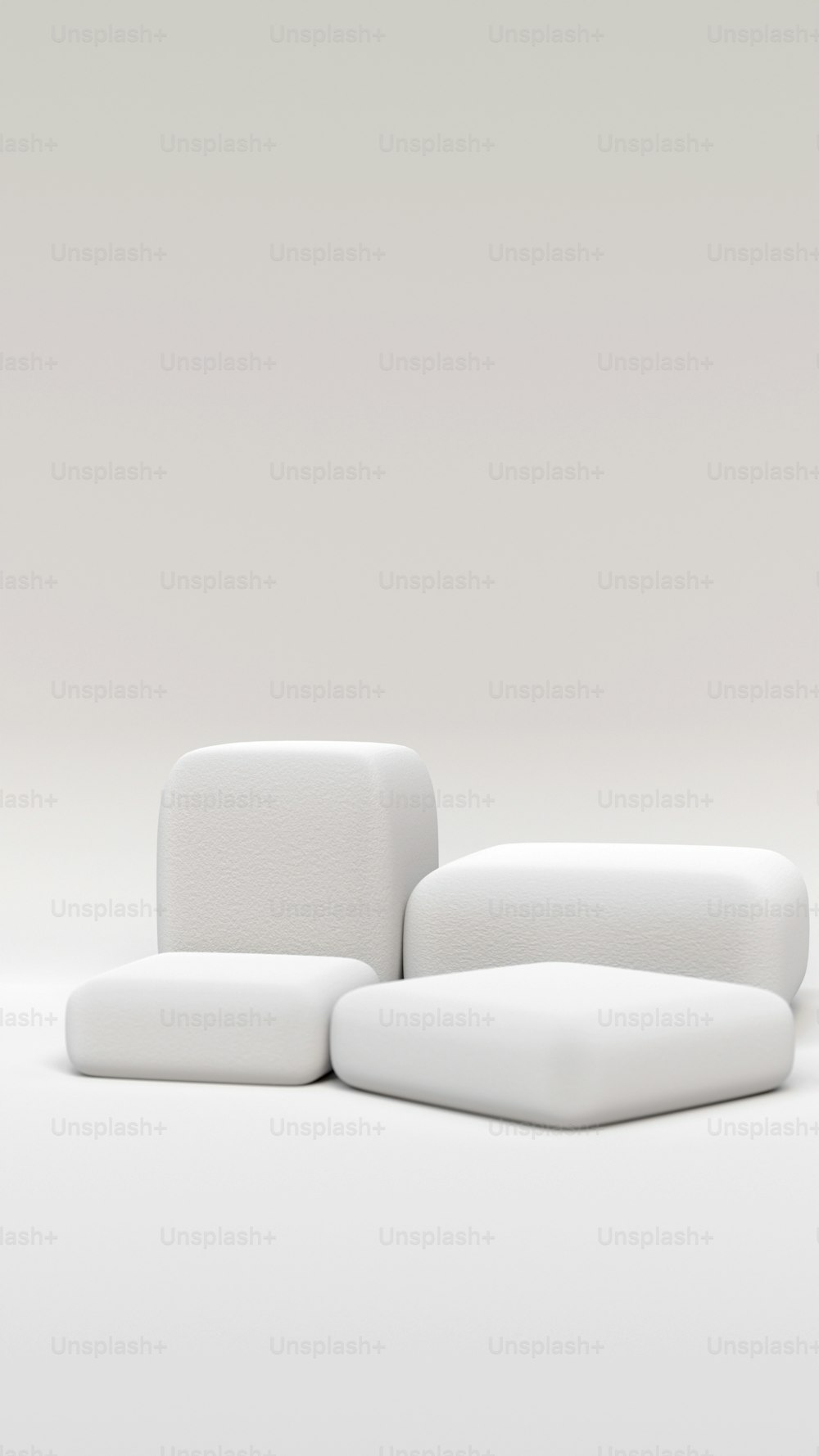 Un sofá blanco sentado encima de un piso blanco